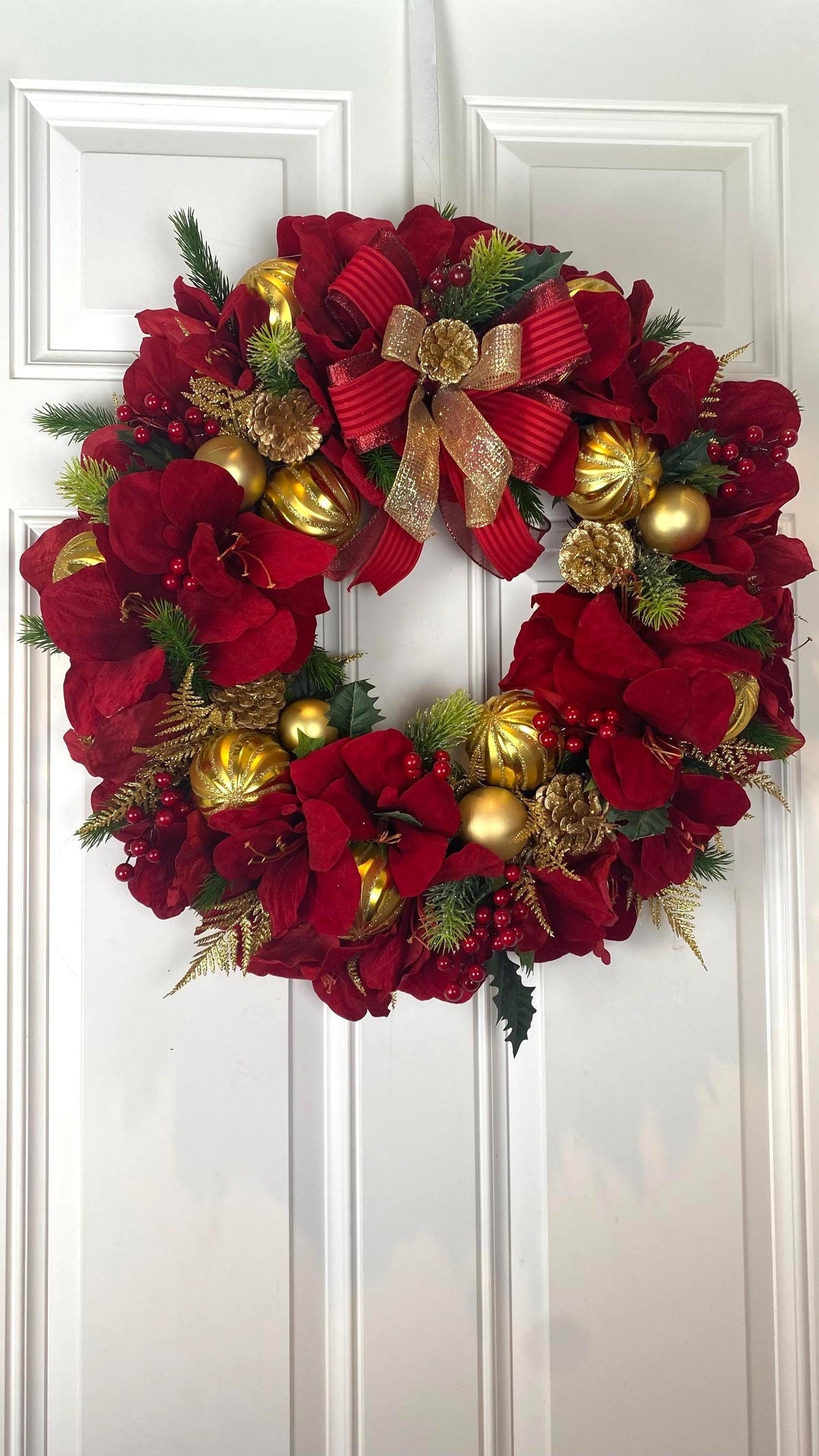Lighted Red Amaryllis Pinecone Ornament Wreath: Winter Holiday Porch Decor